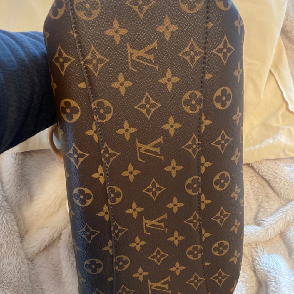 Louis Vuitton Rivoli MM - Picture 5 of 12